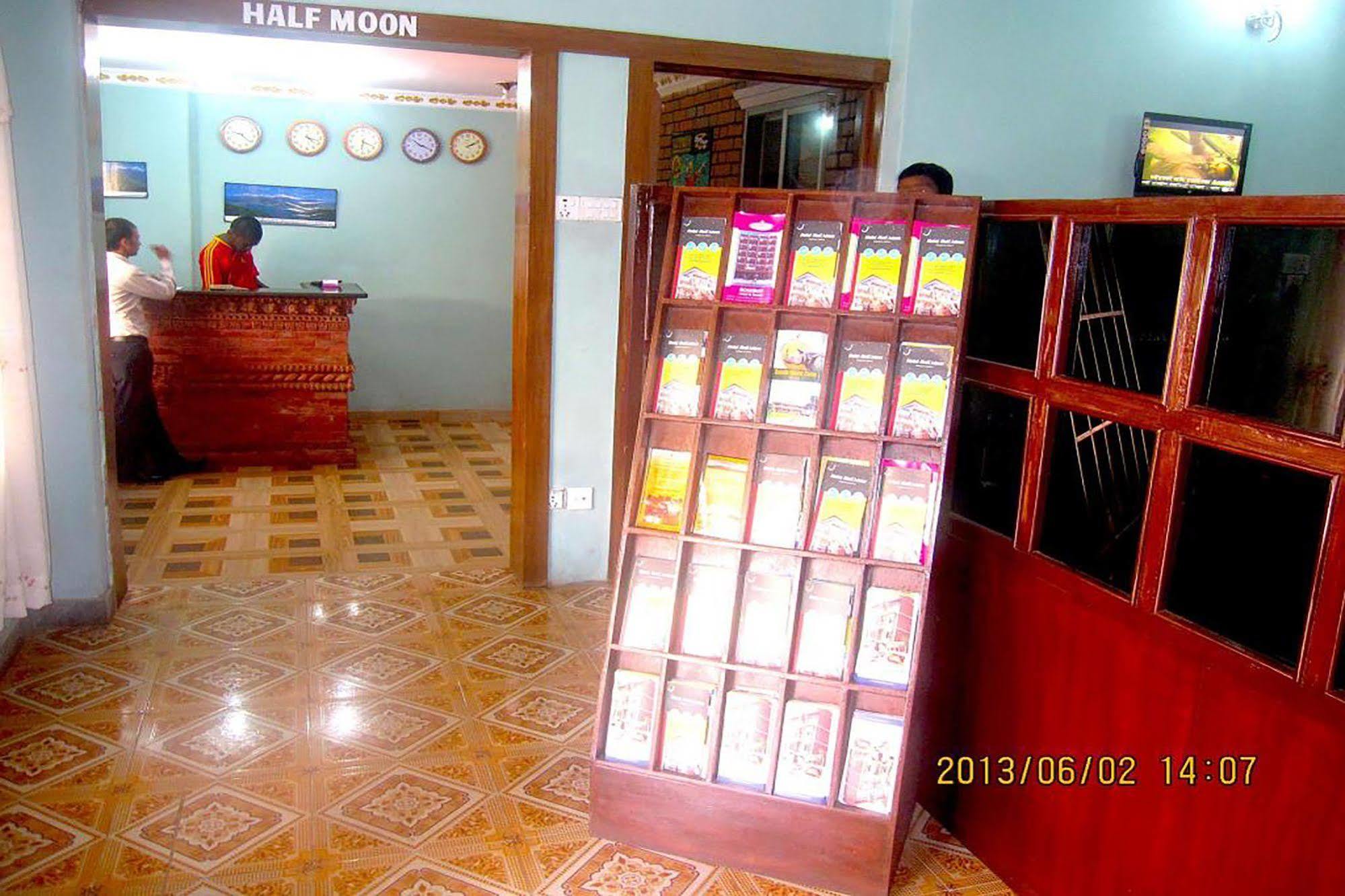 Hotel Half Moon ポカラ エクステリア 写真